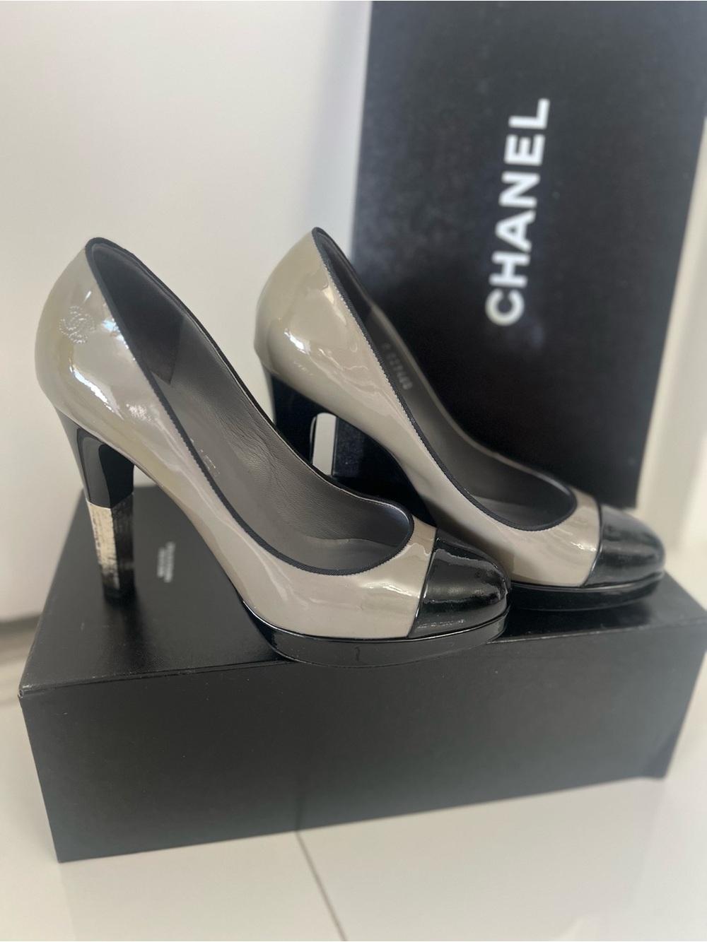 CHANEL Two-Tone Patent Leather Pumps in Gray and Black‎